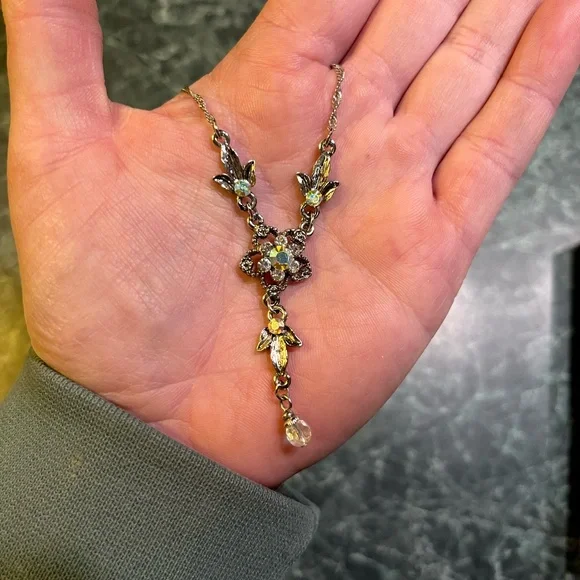 Elegant Silver Necklace and Earring Set - Picture 2 of 3